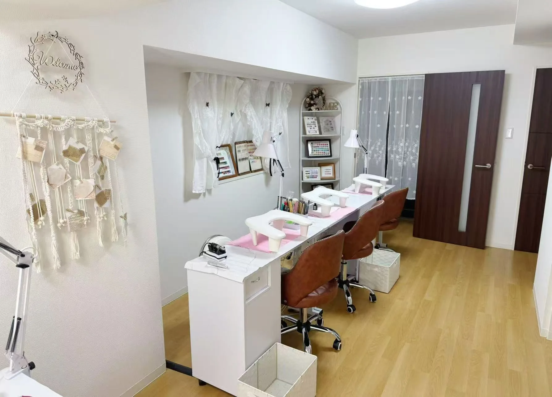 白を基調に施術席がゆったり並ぶ店内の様子