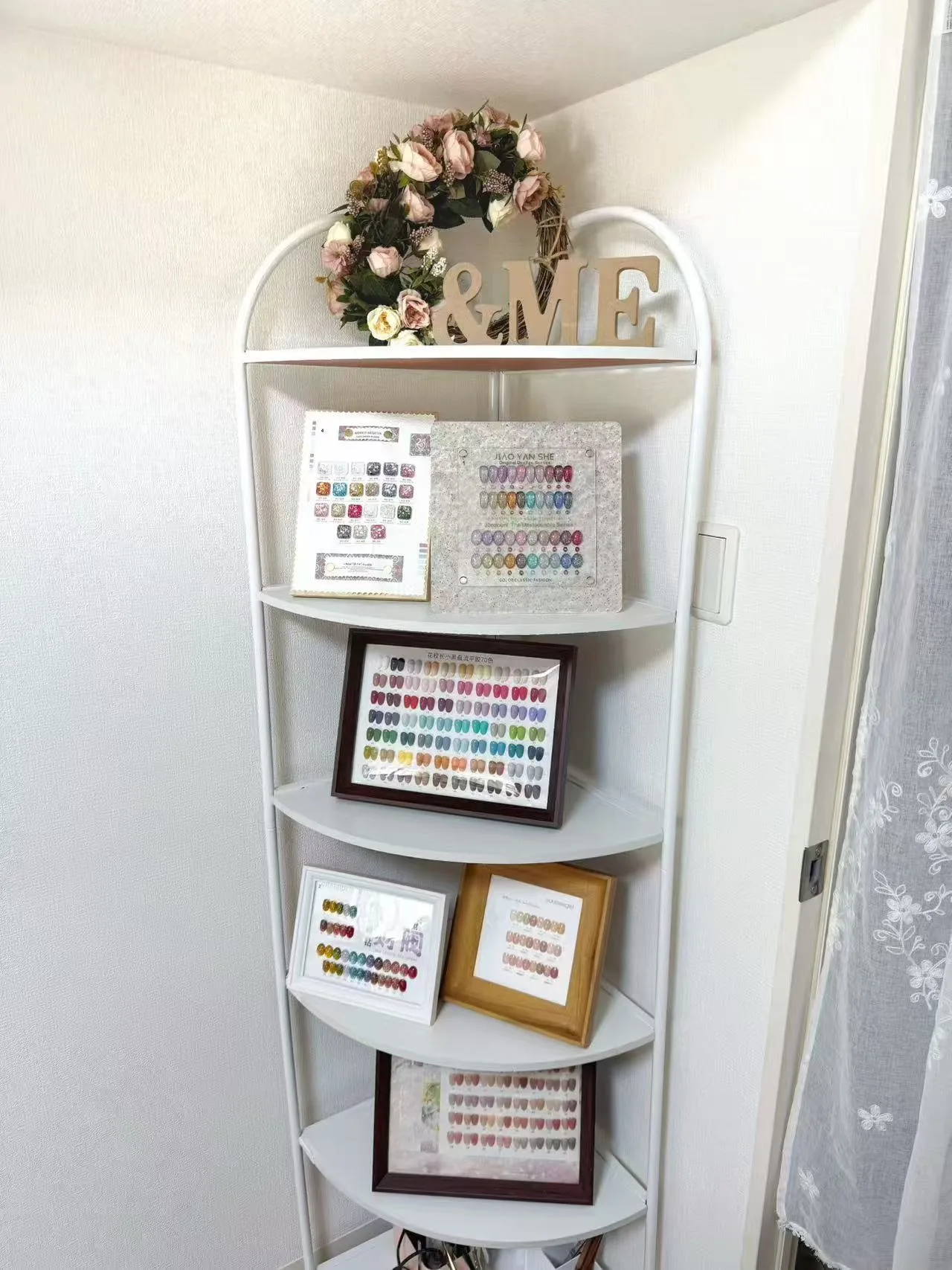 棚いっぱいに並んだカラーサンプルとネイルチップの見本